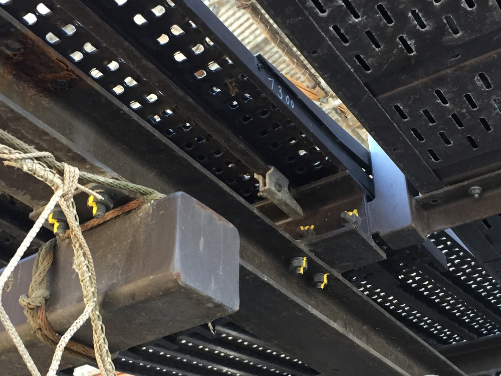 pics/Markal/Security Check Paint Mark/markal-security-check-torque-sealant-use2.jpg